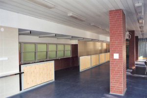 jídelna s výdejním pásovým oknem