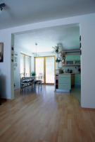 propojení mezi obytným prostorem a kuchyní s jídelním koutem