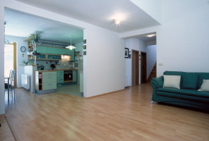 obytný prostor s kuchyňským koutem