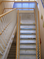 nové vnitřní ocelové schodiště se stupnicemi ze žebrovaného plechu