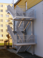 venkovní ocelové schodiště - nechráněná úniková cesta