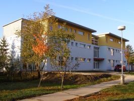 vstupní průčelí budovy ( severní strana )